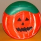 Halloween crafts: how to turn a detergent container into a pumpkin