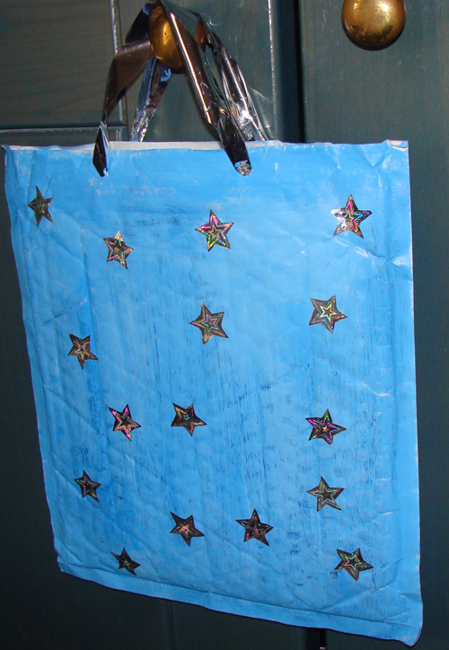 Fab Mums » Christmas crafts: how to turn a used envelope into a gift bag